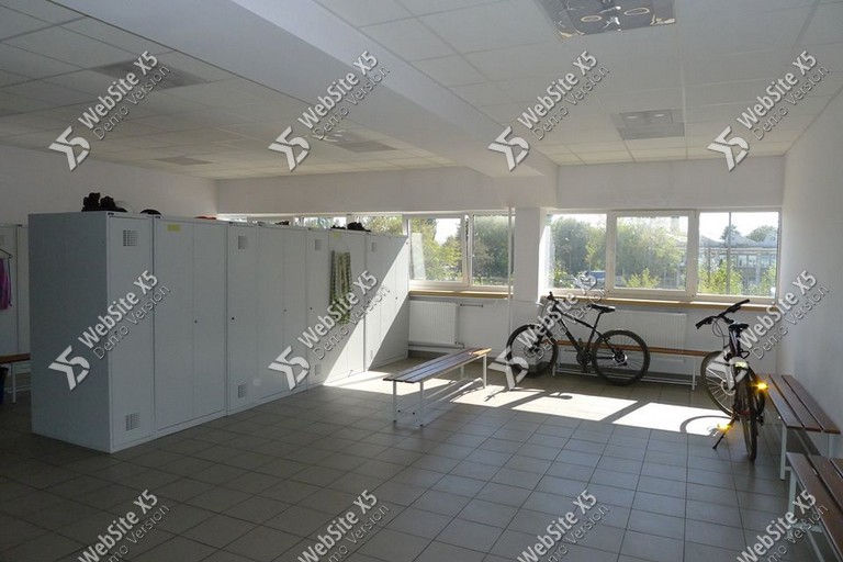 Szatnia z szafkami i ławkami w obiekcie Stadler