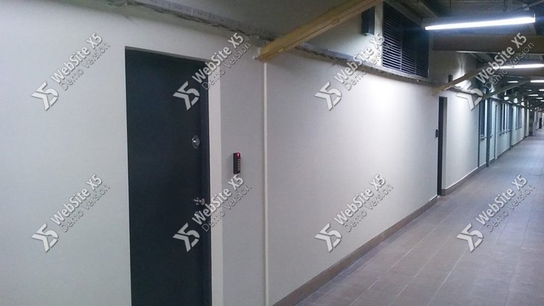 Wnętrze obiektu Stadler — korytarz i pomieszczenia